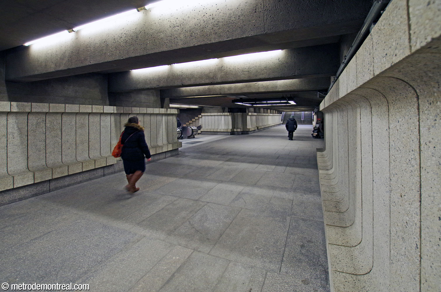 Un couloir relie les deux édicules au sud de la rue Sherbrooke.