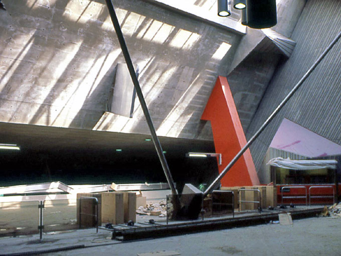 La billetterie en chantier, avant l'installation de la sculpture de Peter Gnass.