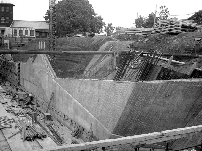 Construction en tranchée des murs du volume de la station