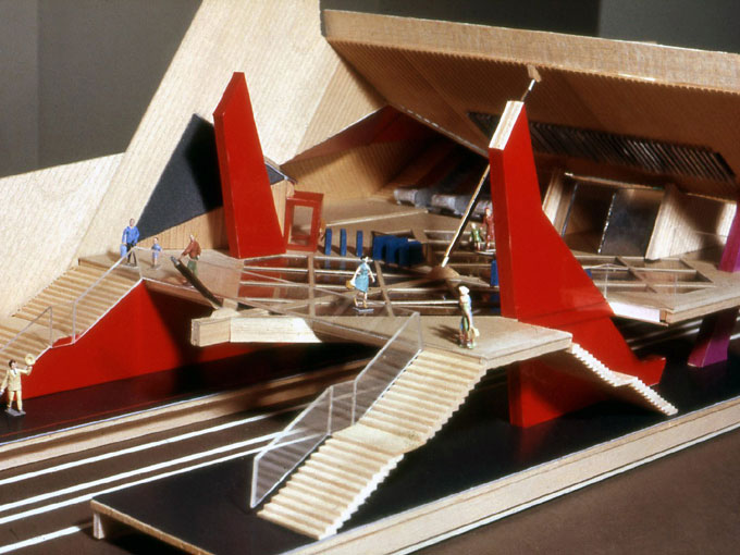 Maquette architecturale du grand volume de la station, montrant la portion du plancher de la mezzanine qui devait à l’origine être en brique de verre