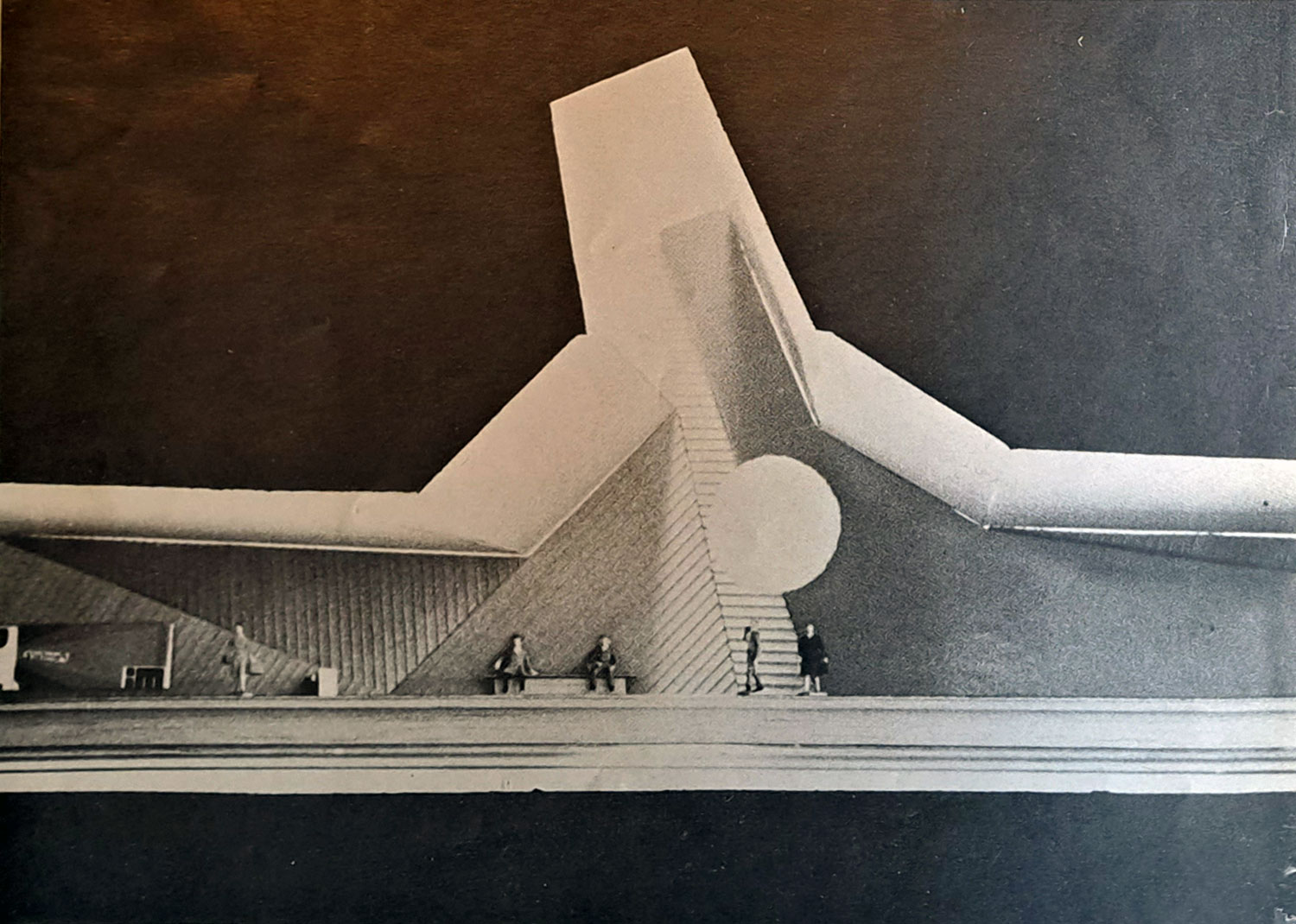 Maquette architecturale montrant le puits de lumière secondaire planifié au-dessus de la nef, avec la sculpture sphérique projetée.
