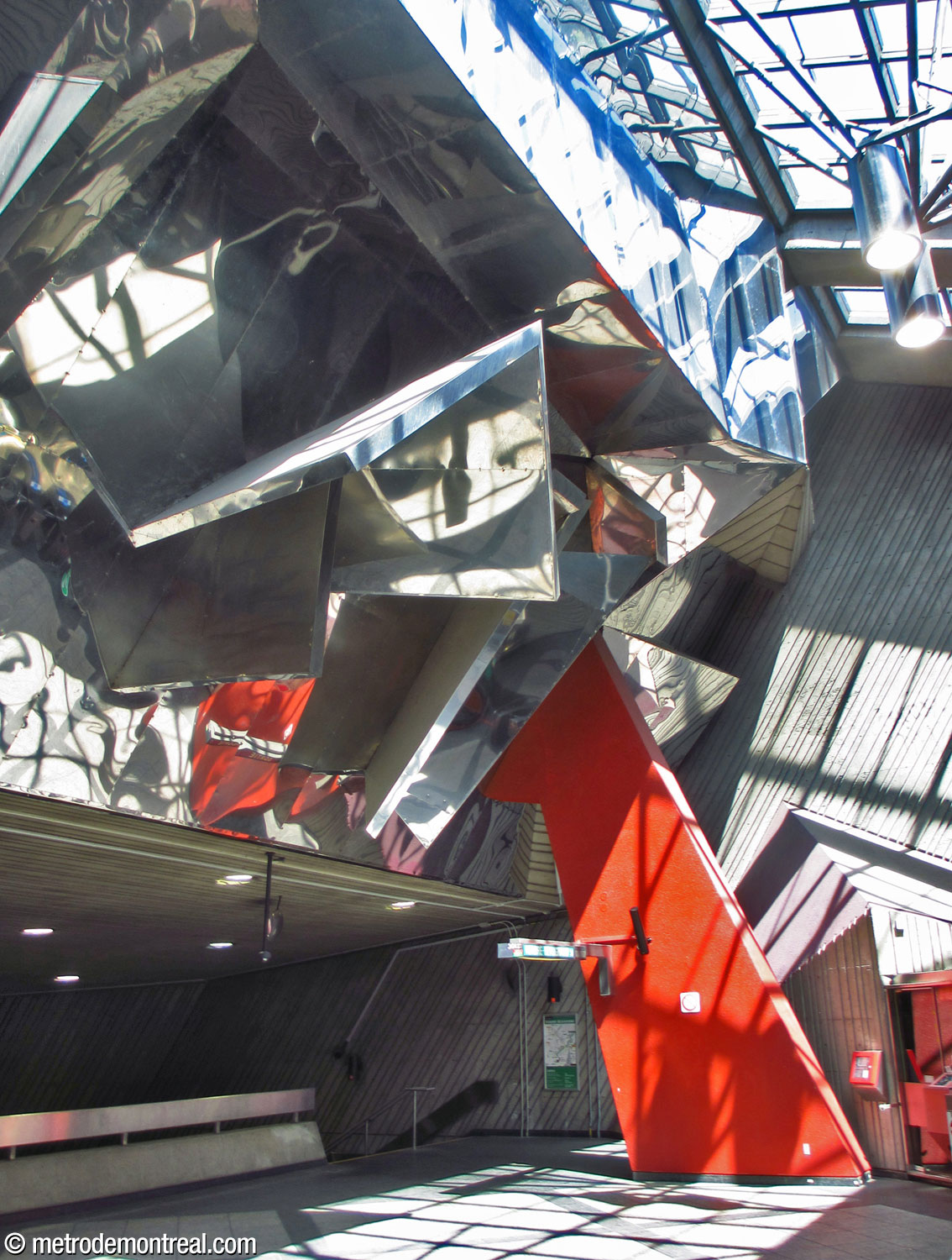 Un puits de lumière au-dessus de la mezzanine illumine la sculpture murale de Peter Gnass.