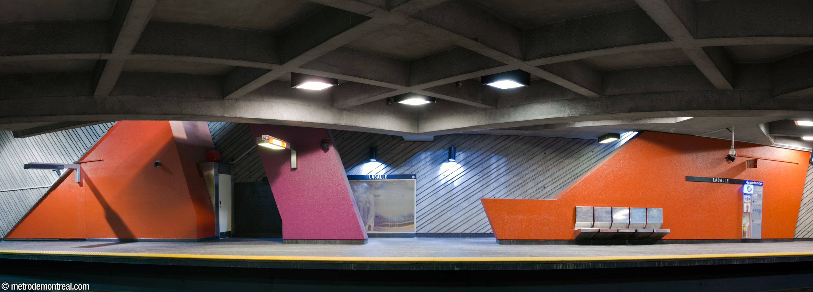 L'un des deux escaliers reliant le quai Angrignon à la mezzanine est entouré par des formes colorées, œuvre de Michèle Tremblay-Gillon. À gauche, un local technique a été subséquemment intégré dans l'une des formes rouges.