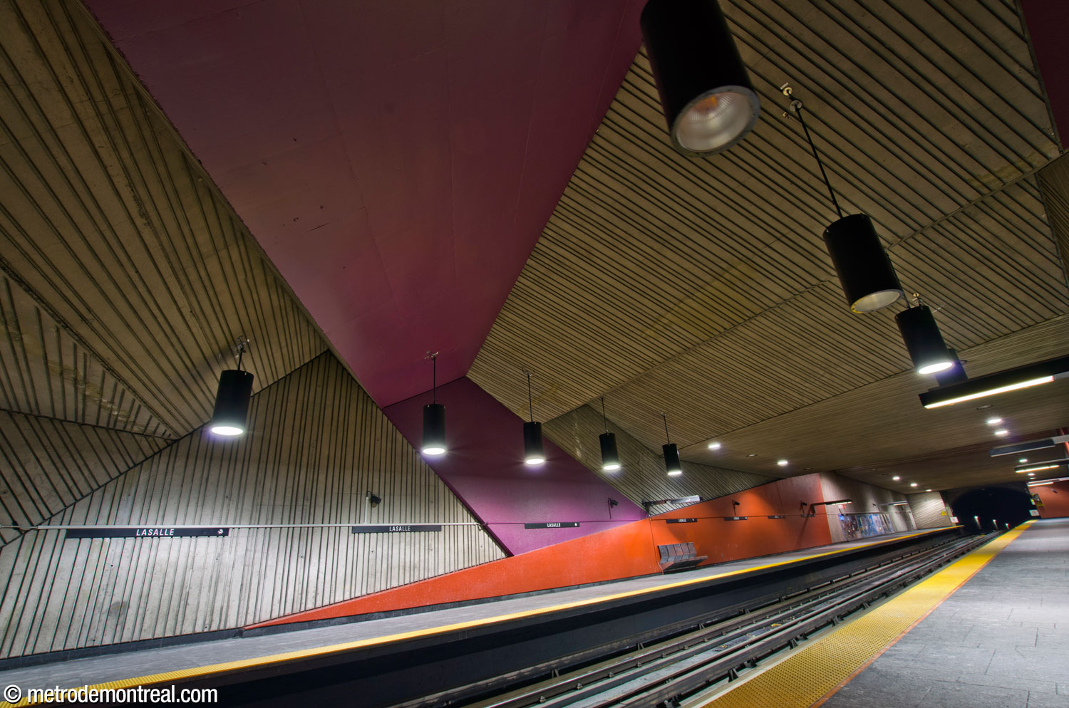 Plafond en dents de scie au-dessus des quais.