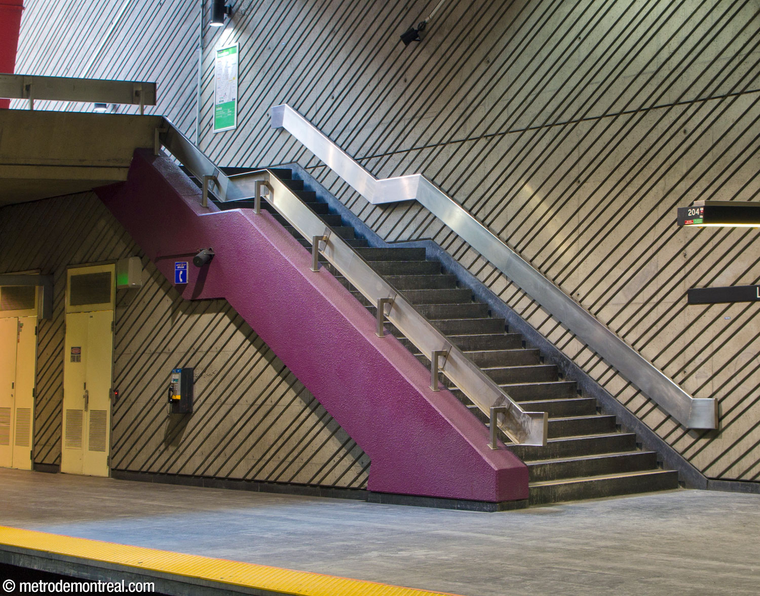 Une masse colorée créée par Michèle Tremblay-Gillon suit la ligne de l'escalier nord entre le quai Angrignon et la mezzanine.