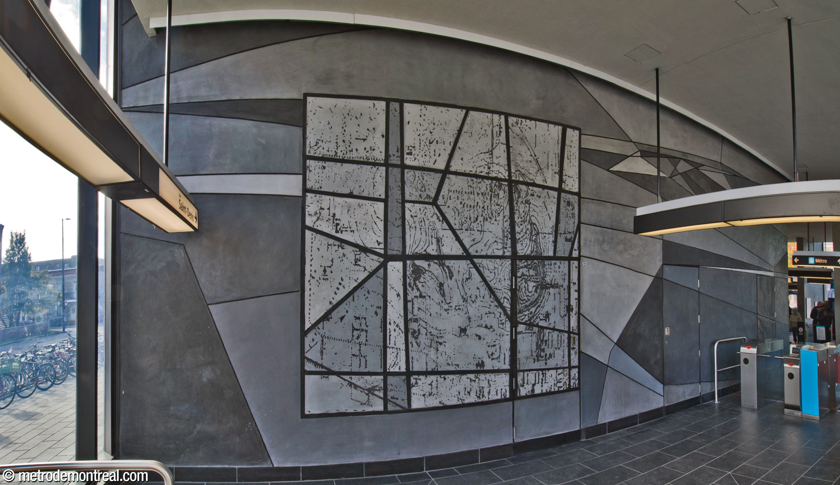 Une section de la murale de Simon Bilodeau, Je reviens chez nous, sur un mur au fond de l'édicule face à l'est, près de l'entrée secondaire. Le tableau représente la topographie du mont Royal.