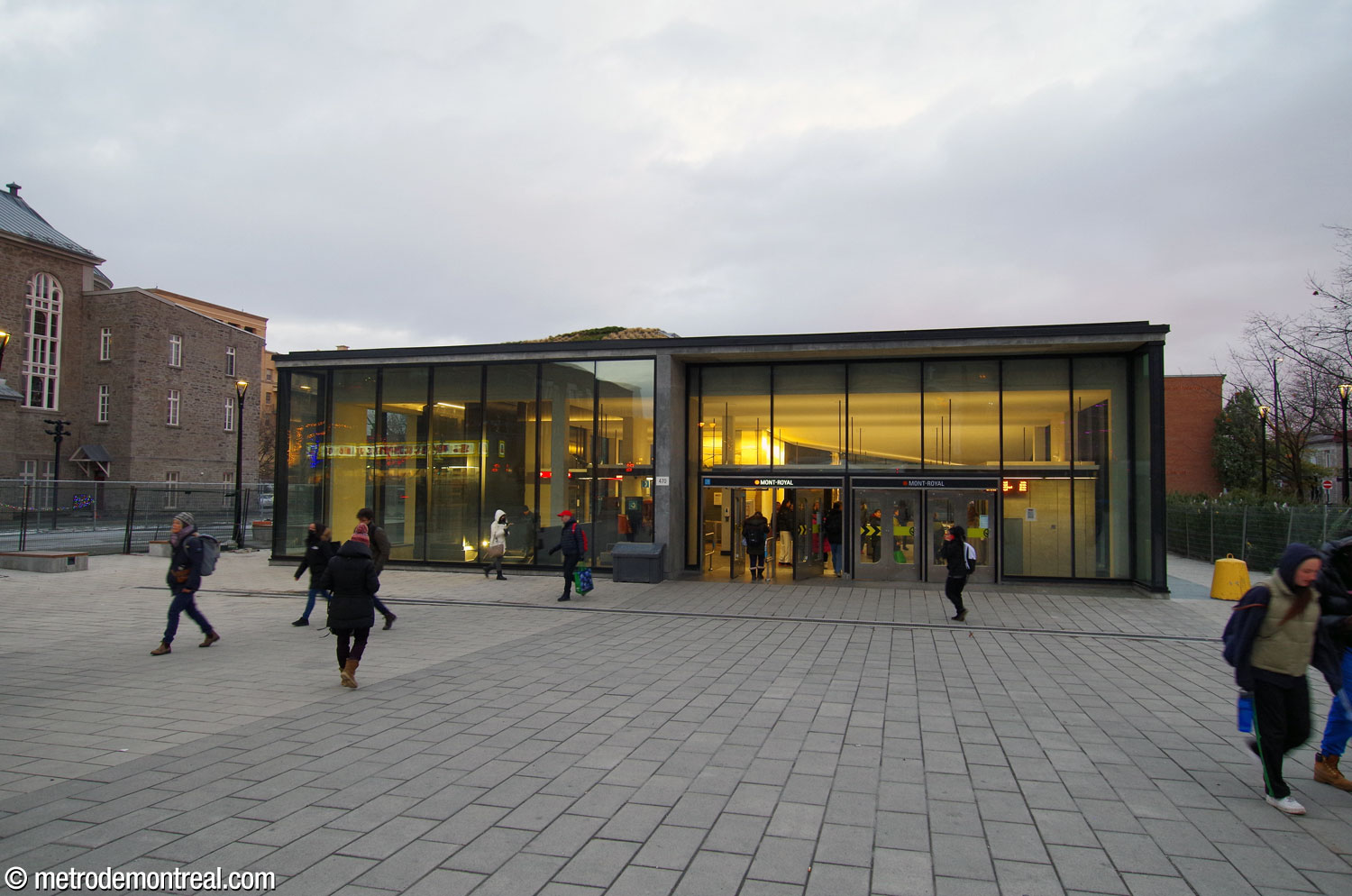 Le nouvel édicule, largement agrandi, se dresse au centre de la place Gérald-Godin. La nuit, la lumière rayonne de sa façade entièrement vitrée.