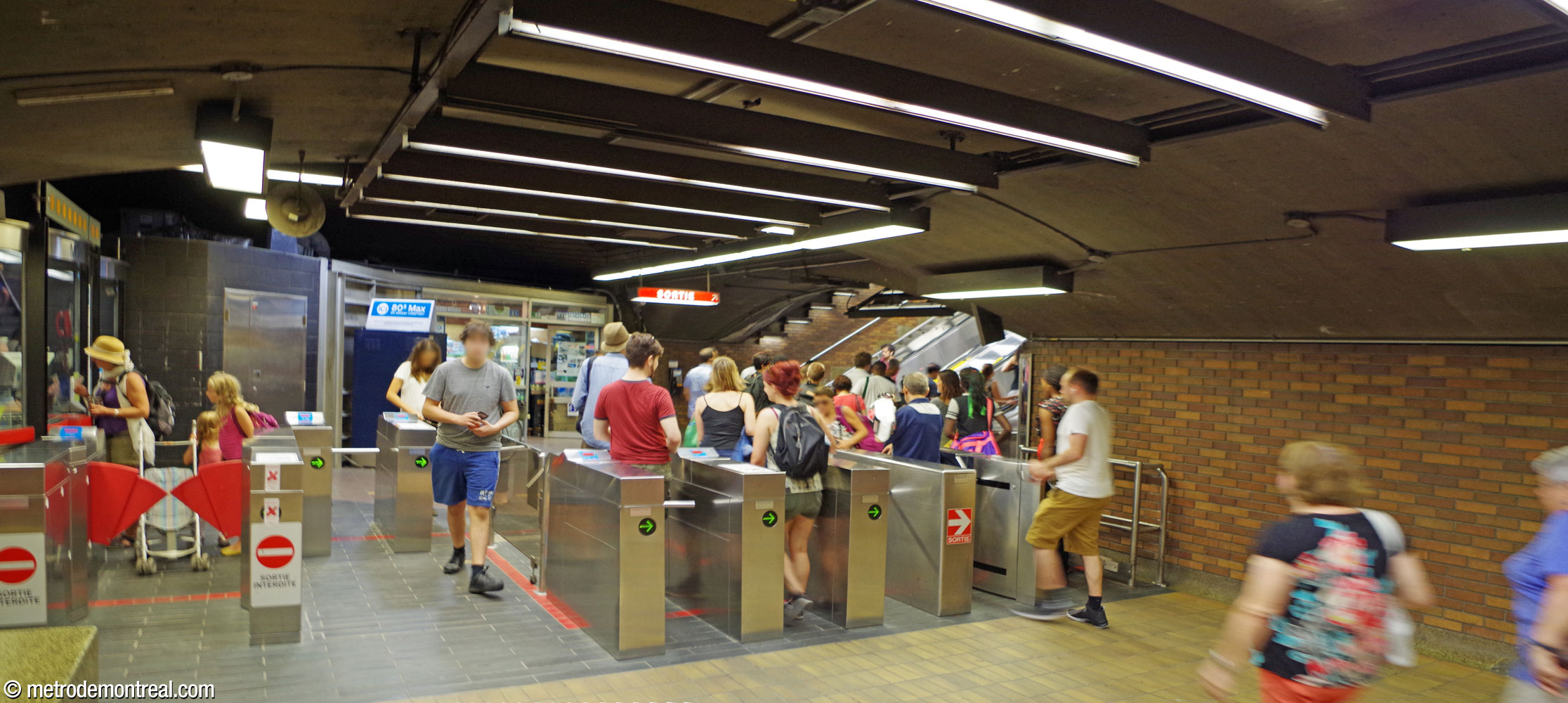 Dans le cadre de la réfection de 1999-2000, la billetterie de la station a été déplacée au niveau du transept, entassée dans l'espace exigu entre le pied des escaliers mécaniques et la passerelle. Au fil des années, différentes mesures furent essayées afin d'améliorer la fluidité de la circulation, dont des tourniquets décalés et un portillon contrôlé à distance, mais sans grand effet.