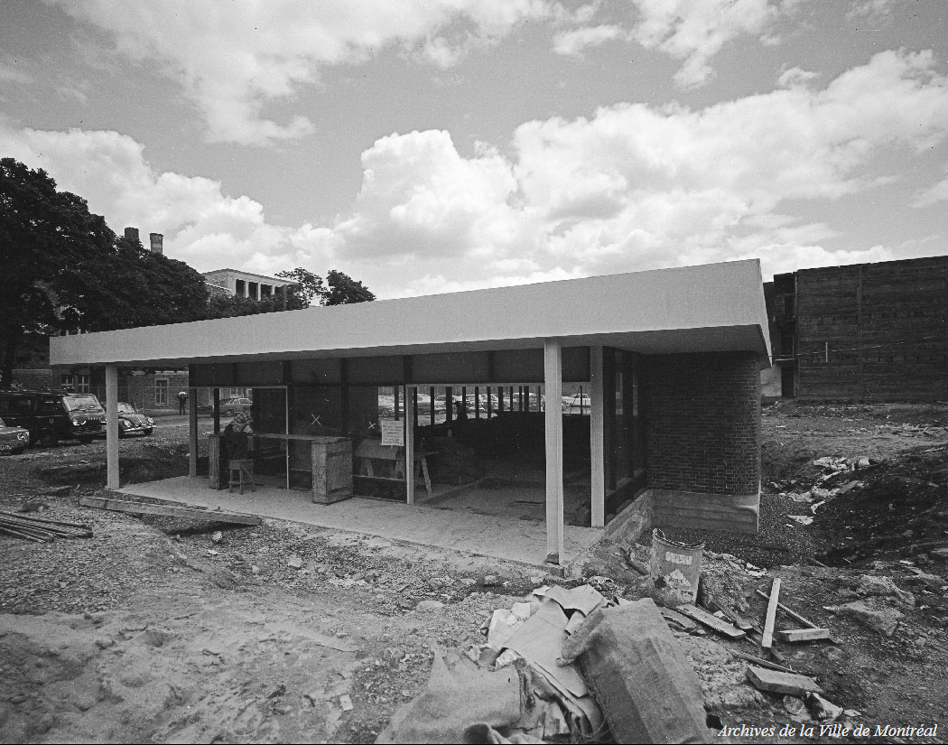 L'édicule originel de la station en chantier.