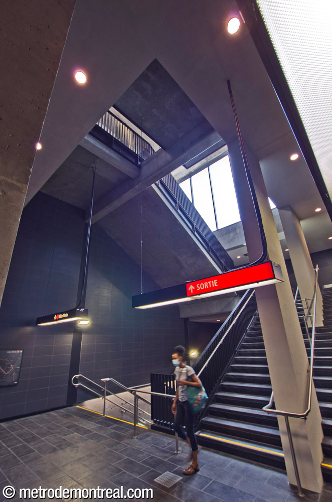L'escalier qui descend de l'édicule vers la nouvelle traversée et le quai Côte-Vertu.