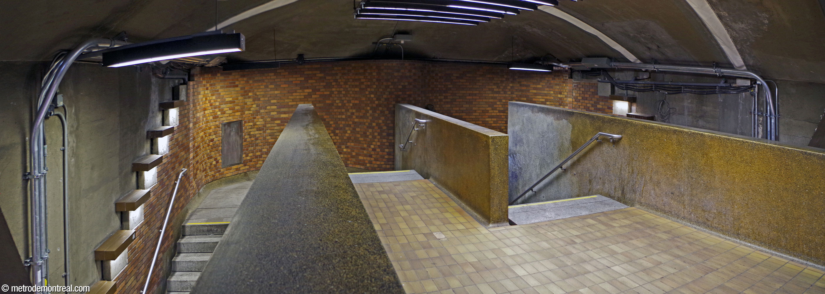 Les escaliers qui descendent de la passerelle de l'accès d'origine vers le quai Montmorency. La raison de leur décalage est inconnue.