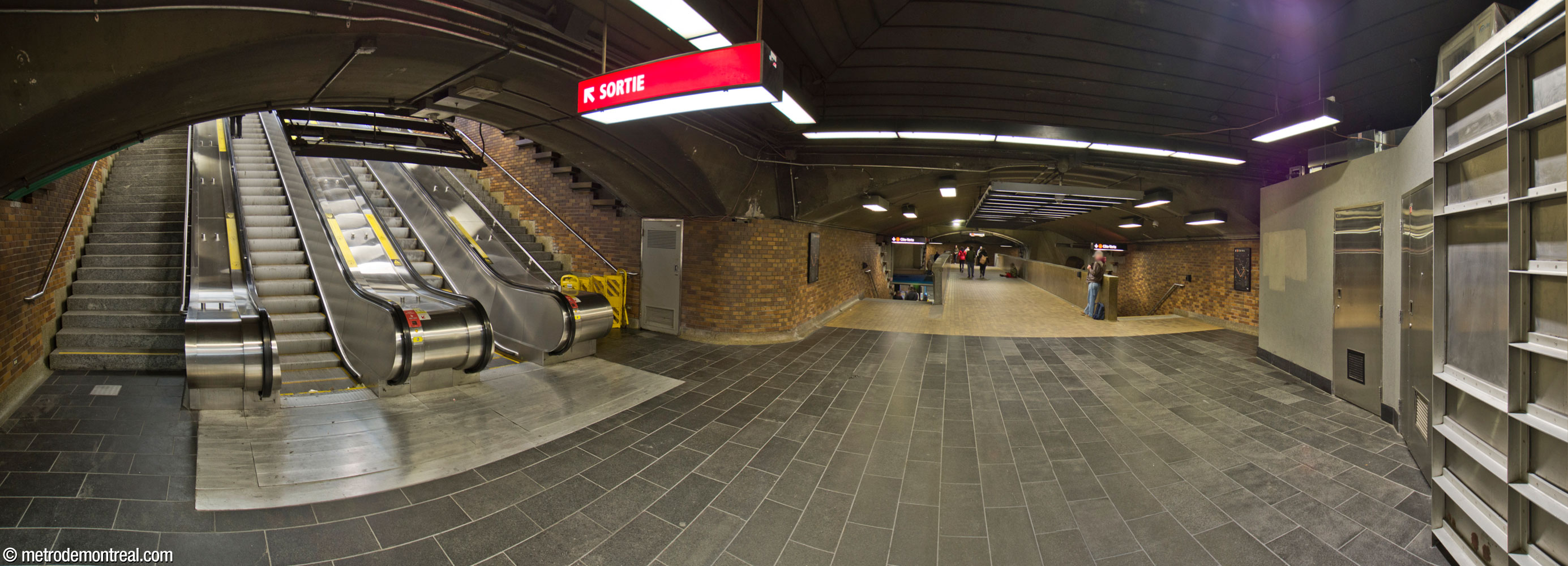Panorama du pied des escaliers (gauche) et du transept et de la passerelle (droite) dans le bloc d'accès originel de la station.