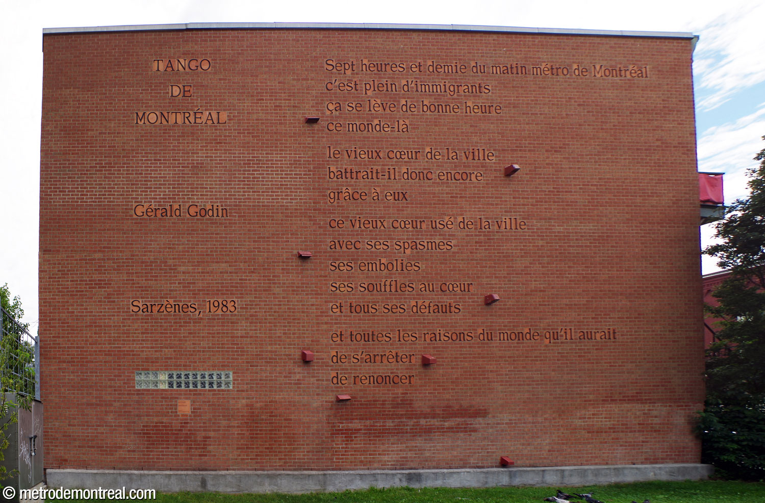 La murale Tango de Montréal, œuvre du collectif Les Industries perdues, reproduit le poème du même titre par Gérald Godin sur un mur près de la station.
