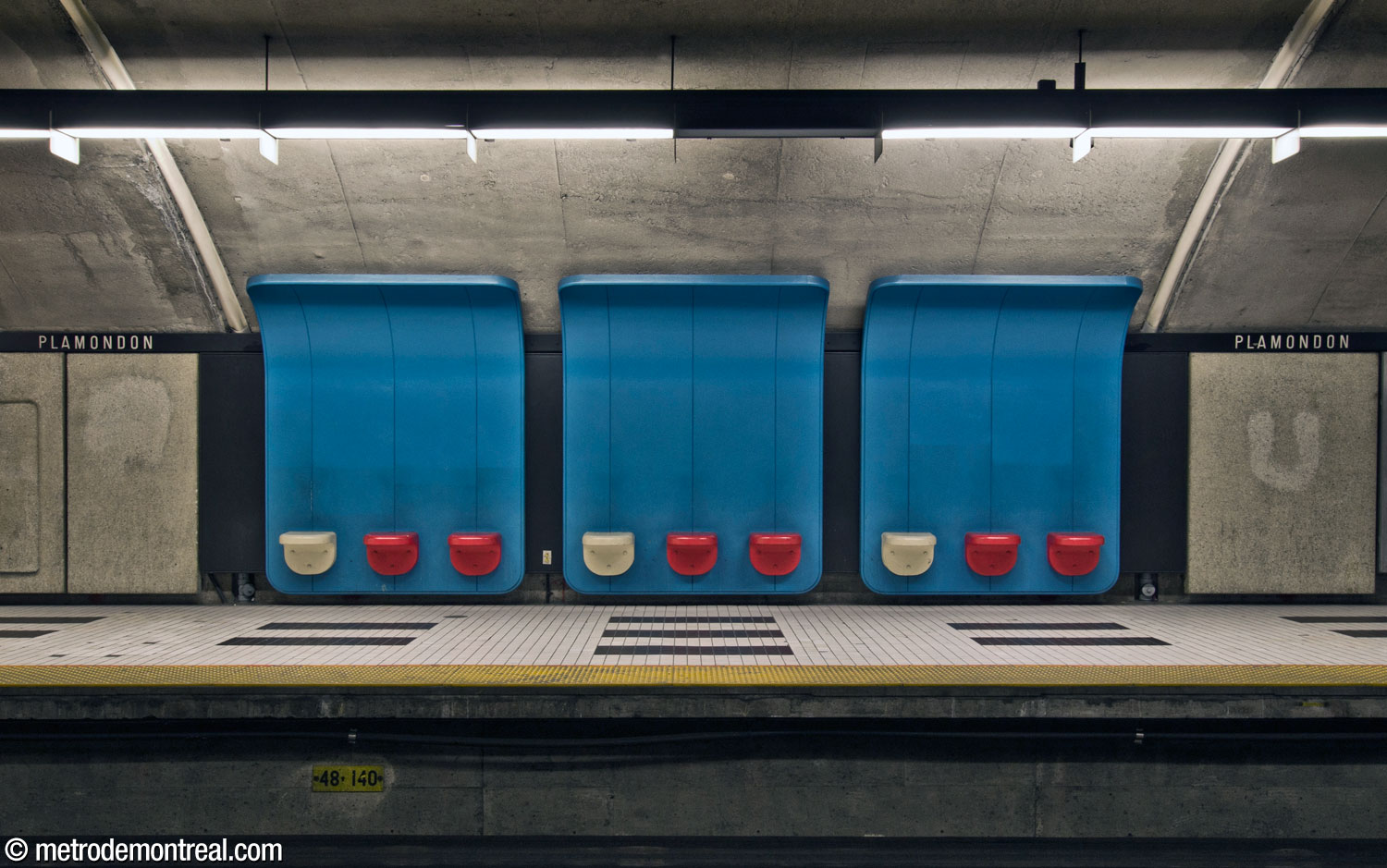 Sièges modulaires au dossier courbe, bleu dans la moitié nord des quais.