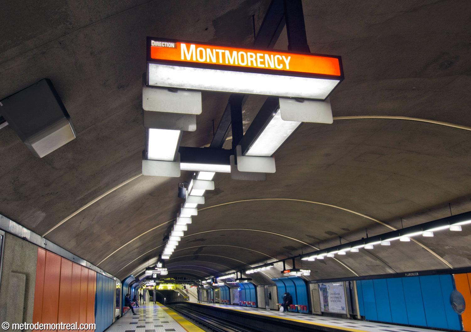 À l'instar des autres stations, l'éclairage des quais incorpore des bandes de luminaires, mais avec l'ajout de plaques entre chaque boîtier; certains éléments sont aussi disposés en rectangle pour mettre l'emphase sur les panneaux signalétiques.