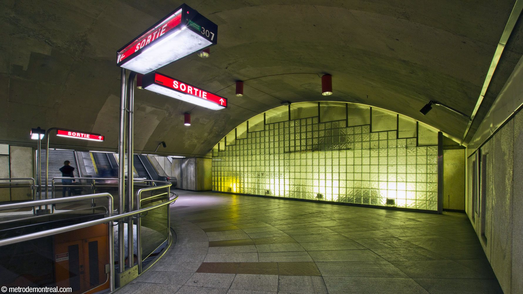 Les murs de brique de verre rétroéclairés au niveau de la mezzanine située à l'extrémité nord des quais.