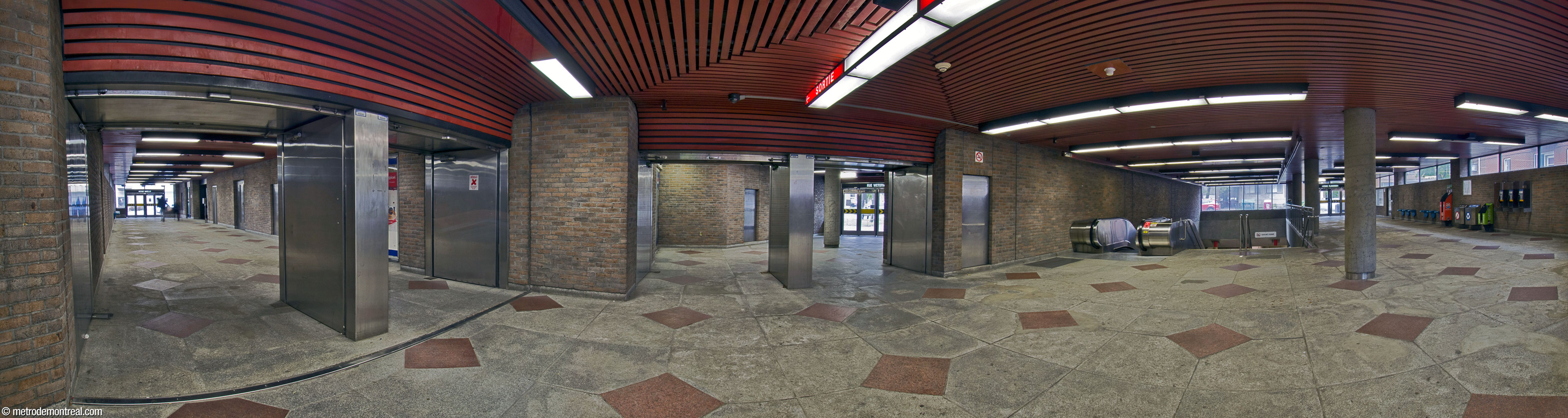 Le rez-de-chaussée de l'accès nord prend la forme d'un long couloir s'étendant entre les avenues Barclay et Plamondon, avec au centre la sortie vers la placette. À droite, on note des fenêtres en claire-voie et des sièges identiques à ceux situés au niveau des quais.