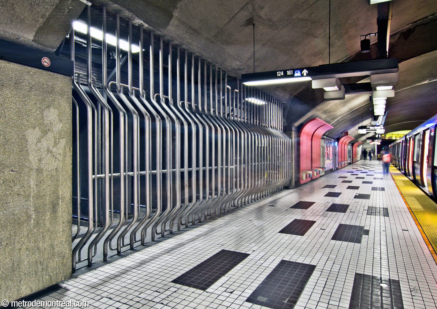Une grille en métal d'une forme distinctive dissimule un puits de ventilation près du centre du quai Côte-Vertu.