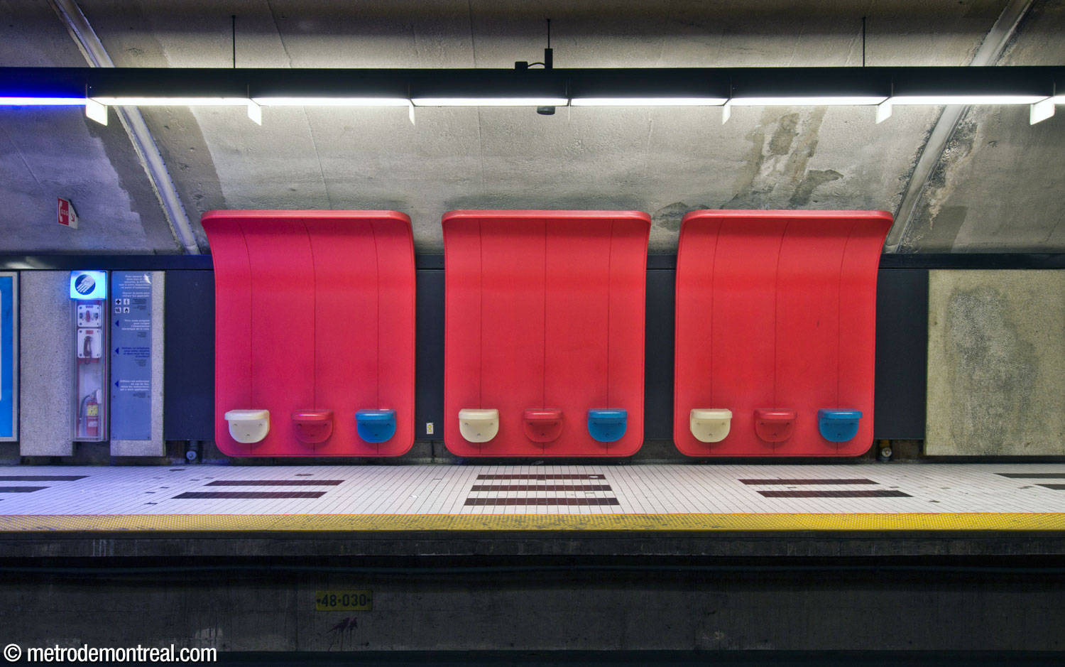 Sièges modulaires au dossier courbe, rouge dans la moitié sud des quais.