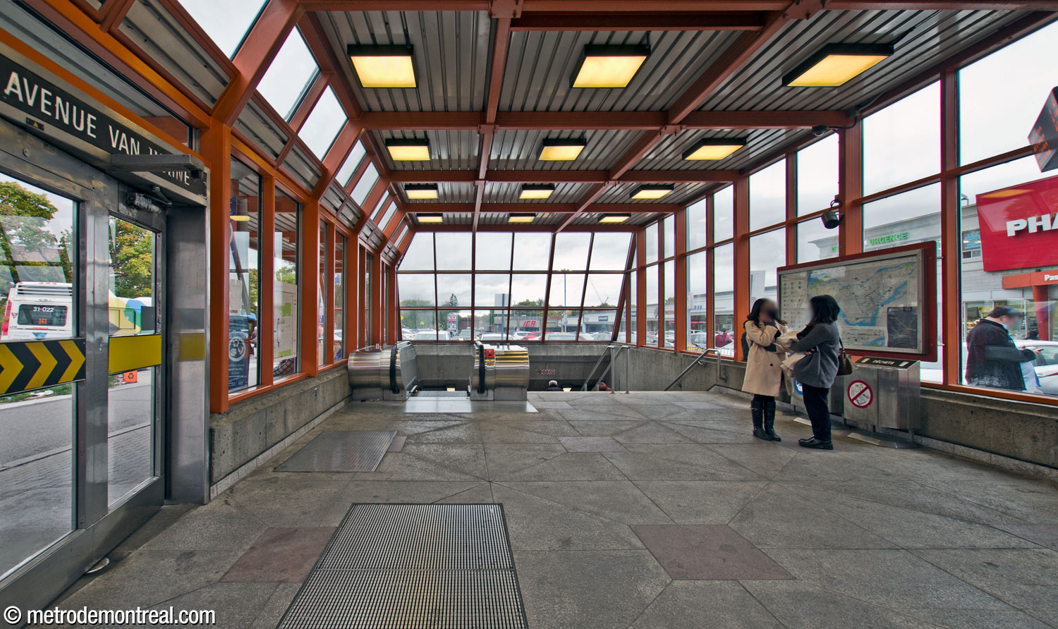 Intérieur de l'édicule Van Horne. L’orange des meneaux de l’édicule presque entièrement vitré reprend la couleur emblématique rouge orange de la moitié sud de la station.