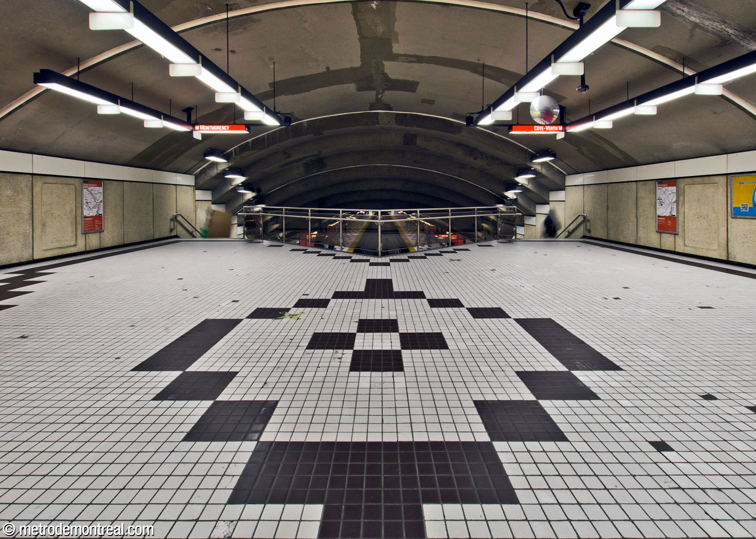 Un motif en forme de losange fait de carreaux noirs et blancs, assorti d'une bordure le long des murs et du parapet, dans la salle de contrôle sud.