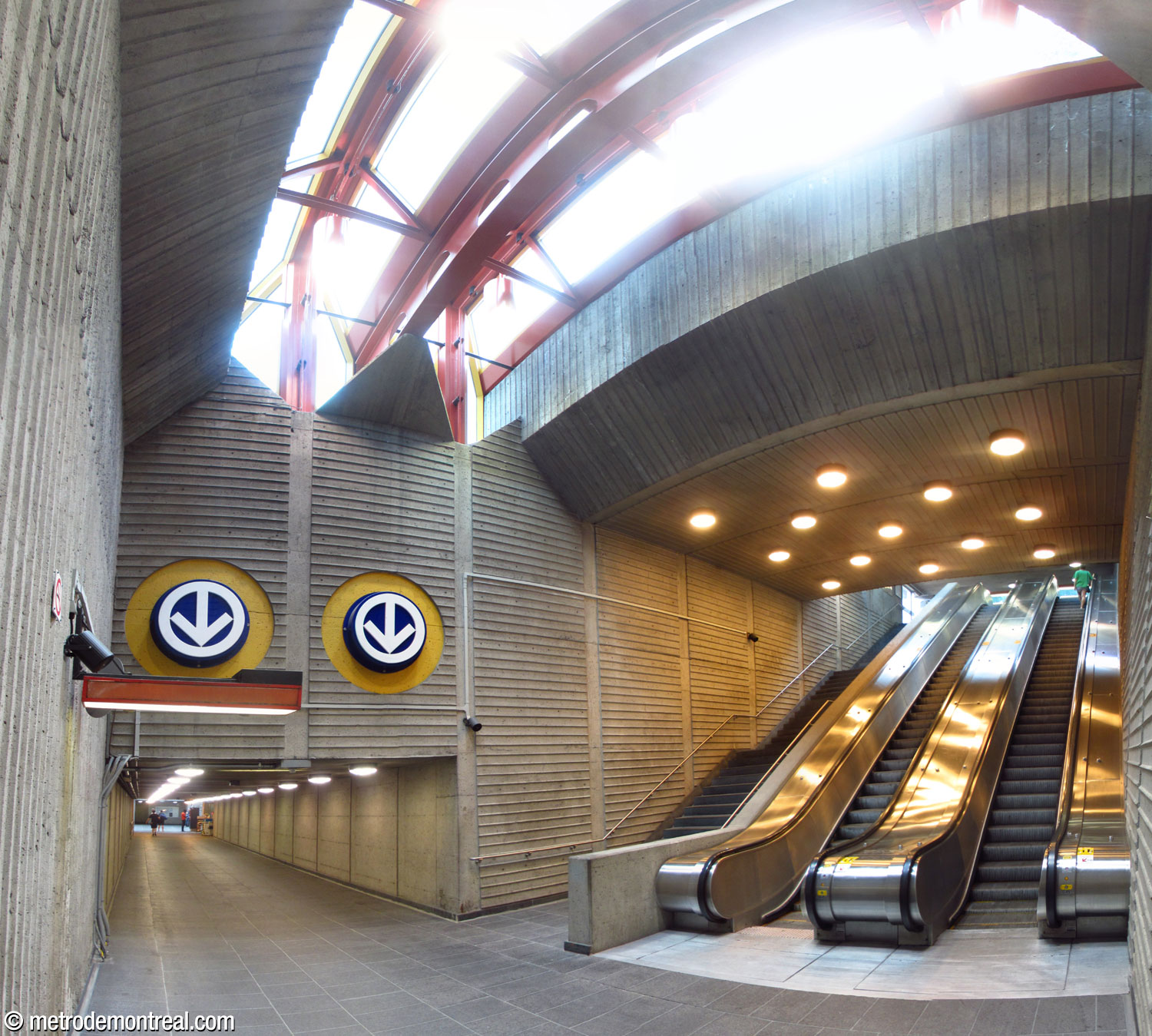 Le pied des escaliers vers la sortie nord, relié par un tunnel à la salle de contrôle.