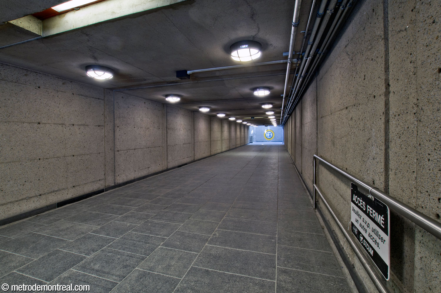 Vue le long du tunnel entre la billetterie et l’édicule nord.
