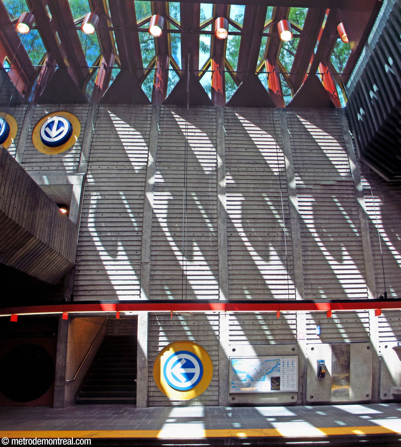 Le grand volume de la station, avant l’installation des ascenseurs et le prolongement conséquent de la mezzanine.
