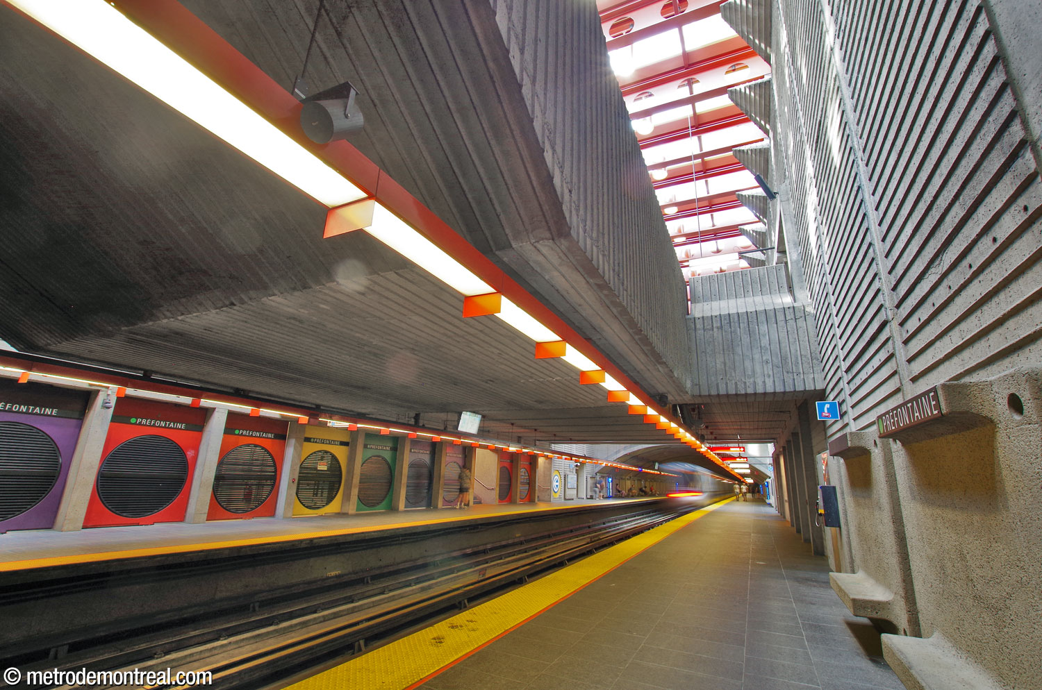 L’espace de chaque côté de la volée centrale d’escaliers à l’ouest de la mezzanine laisse infiltrer le soleil jusqu’à l’extrémité ouest des quais.