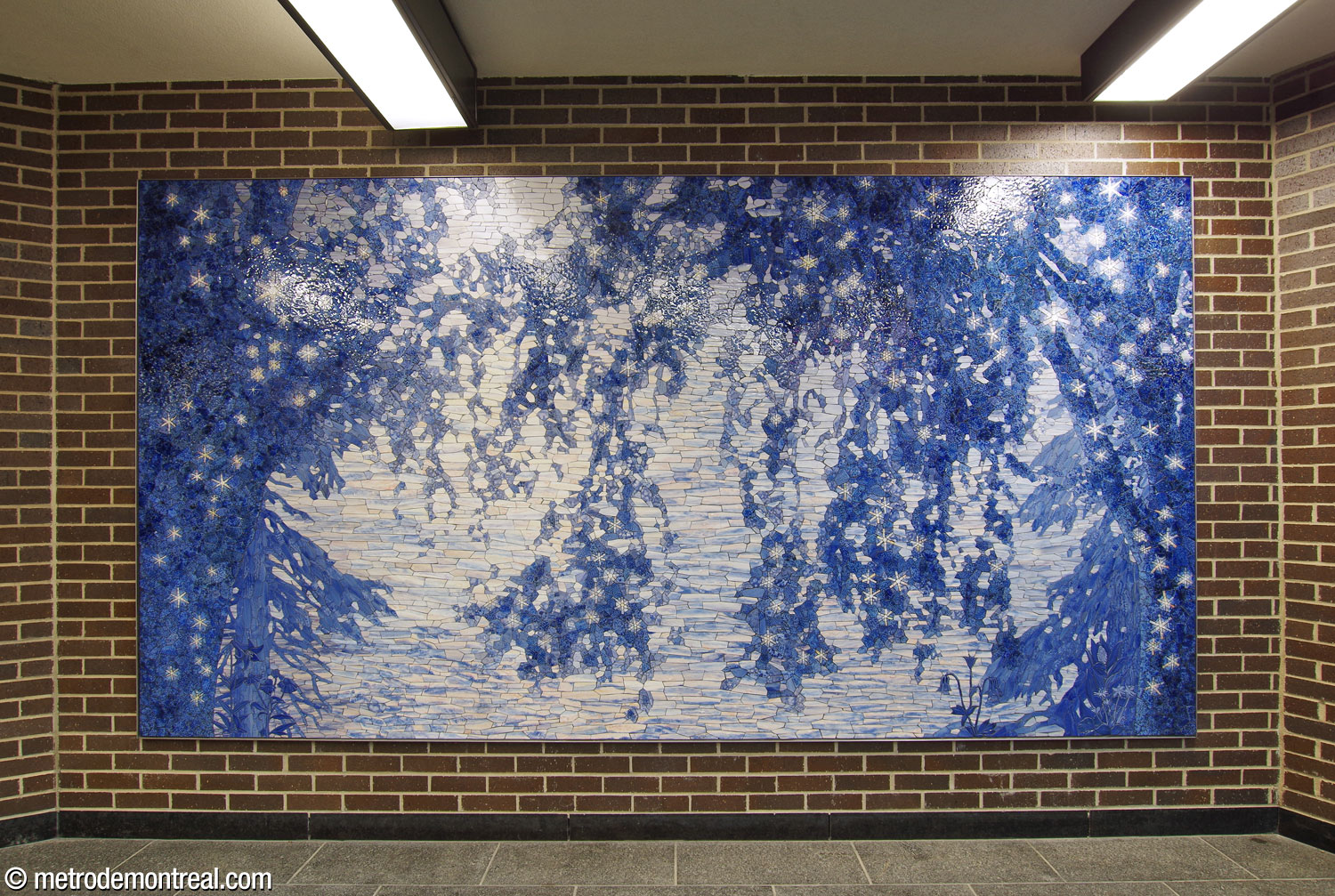 The lower section of Rives scintillantes by Véronique La Perrière M, a blue and white mosaic at ticket hall level in the fare-paid zone under the Place Saint-Henri headhouse.