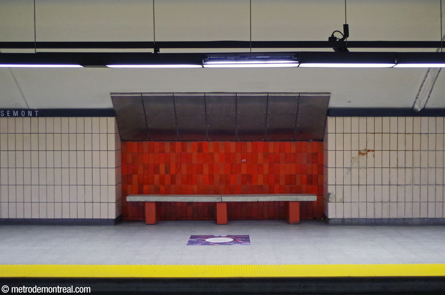 Dans les sections des quais construits en tunnel, les bancs sont situés dans des niches accentuées d'un carrelage de tons variés d'orange, en continuité avec les accents du grand volume.