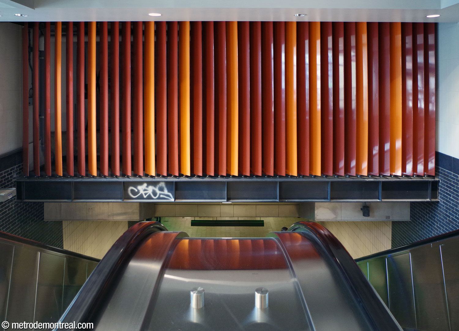Des persiennes rouge et orange, ajoutées au milieu des années 2010, dissimulent une bouche d'aération naturelle au-dessus des escaliers principaux. Elles se ressemblent à leurs homologues à la station voisine Laurier, issus de la même époque.