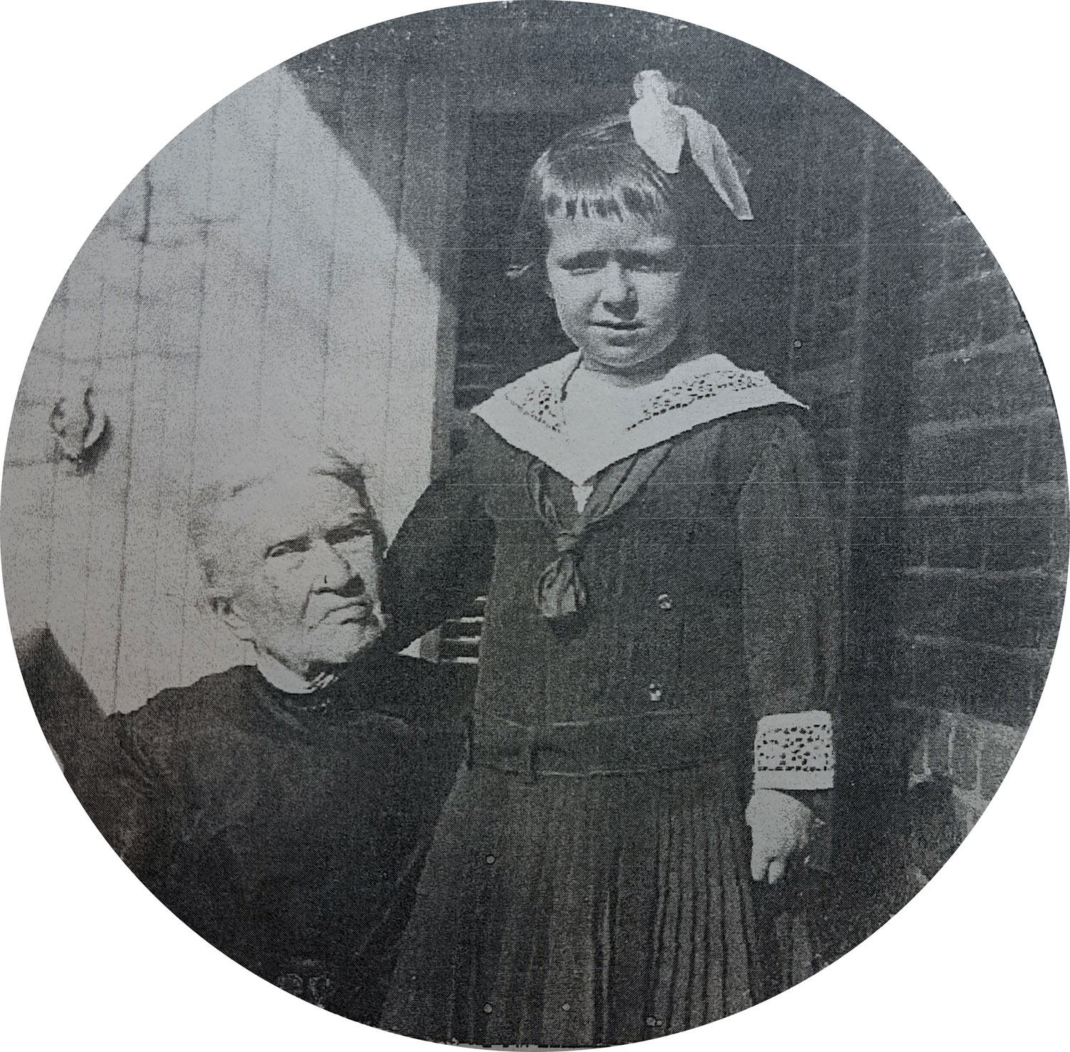 Rose Phillips avec sa petite-fille Thérèse, c. 1915 Rose Phillips avec sa petite-fille Thérèse, c. 1915