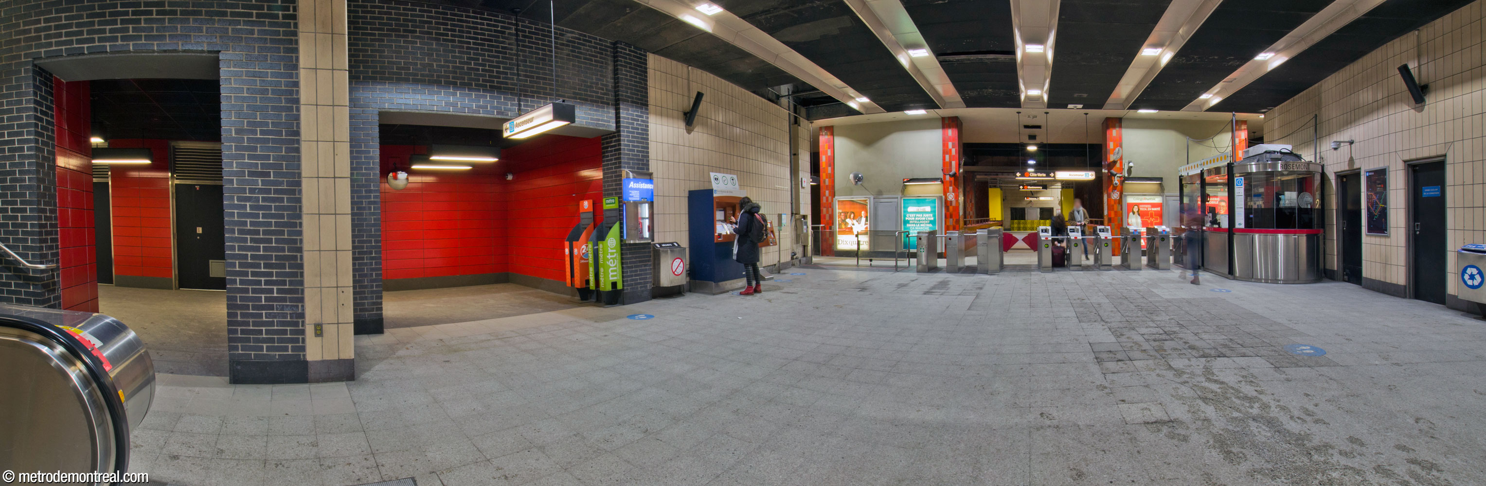 La billetterie est située au niveau de la passerelle. Elle occupe un passage large mais simple entre les escaliers provenant de l'édicule et l'extrémité de la passerelle. À gauche, l'accès à l'ascenseur vers le rez-de-chaussée.