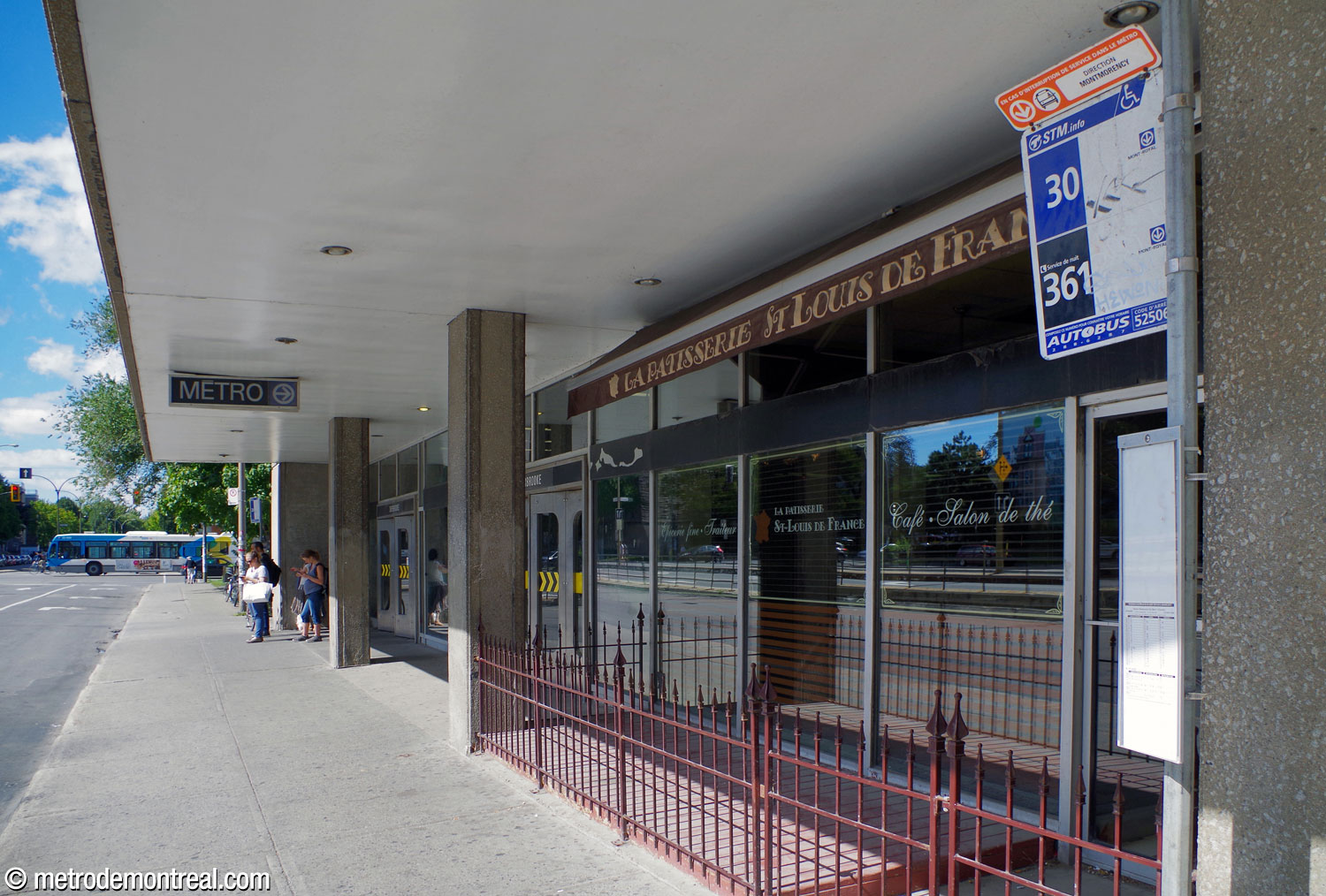 La façade de l'accès Berri Est. Cet accès est indiqué par un ancien panneau métro de taille réduite, l'un des seuls exemples subsistants.