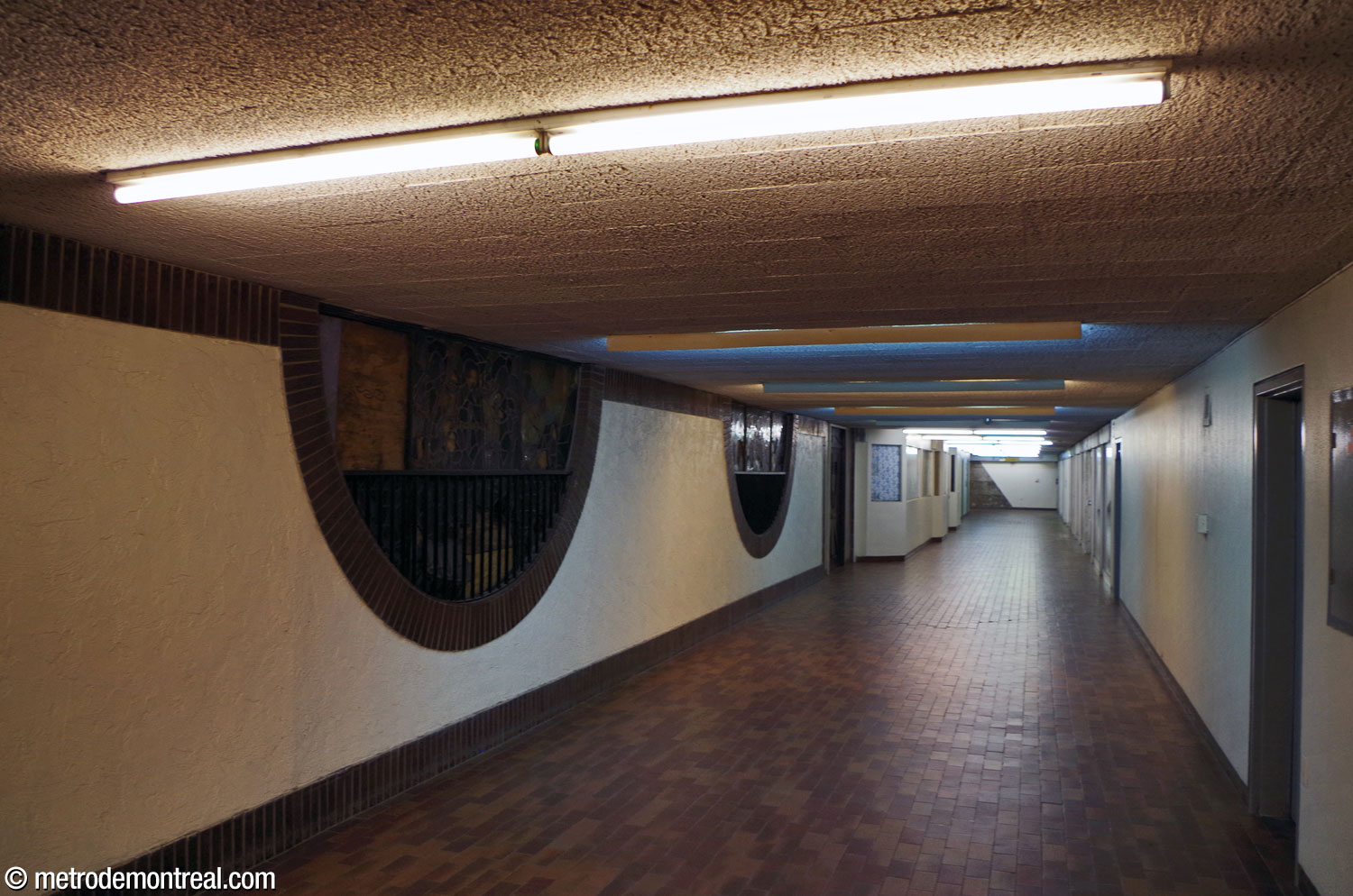 Le couloir plutôt glauque et défraîchi à travers Place du Cercle.