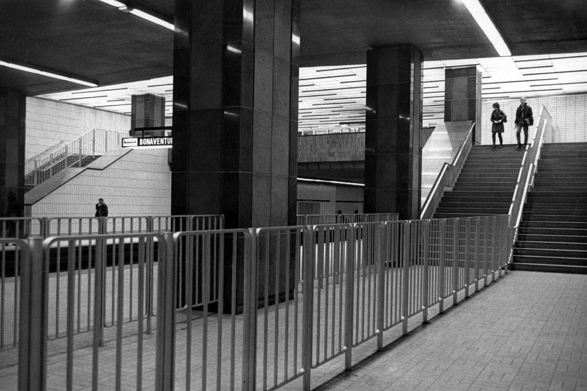 Les barrières de séparation du flux des passagers entre les quais et les escaliers.