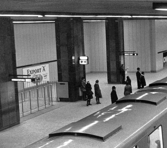 Ces barrières débouchaient sur des portillons qui se fermaient lors de l'arrivée des trains, afin d'empêcher que les passagers courent pour y arriver. Les passagers arrivants pouvaient partir librement.