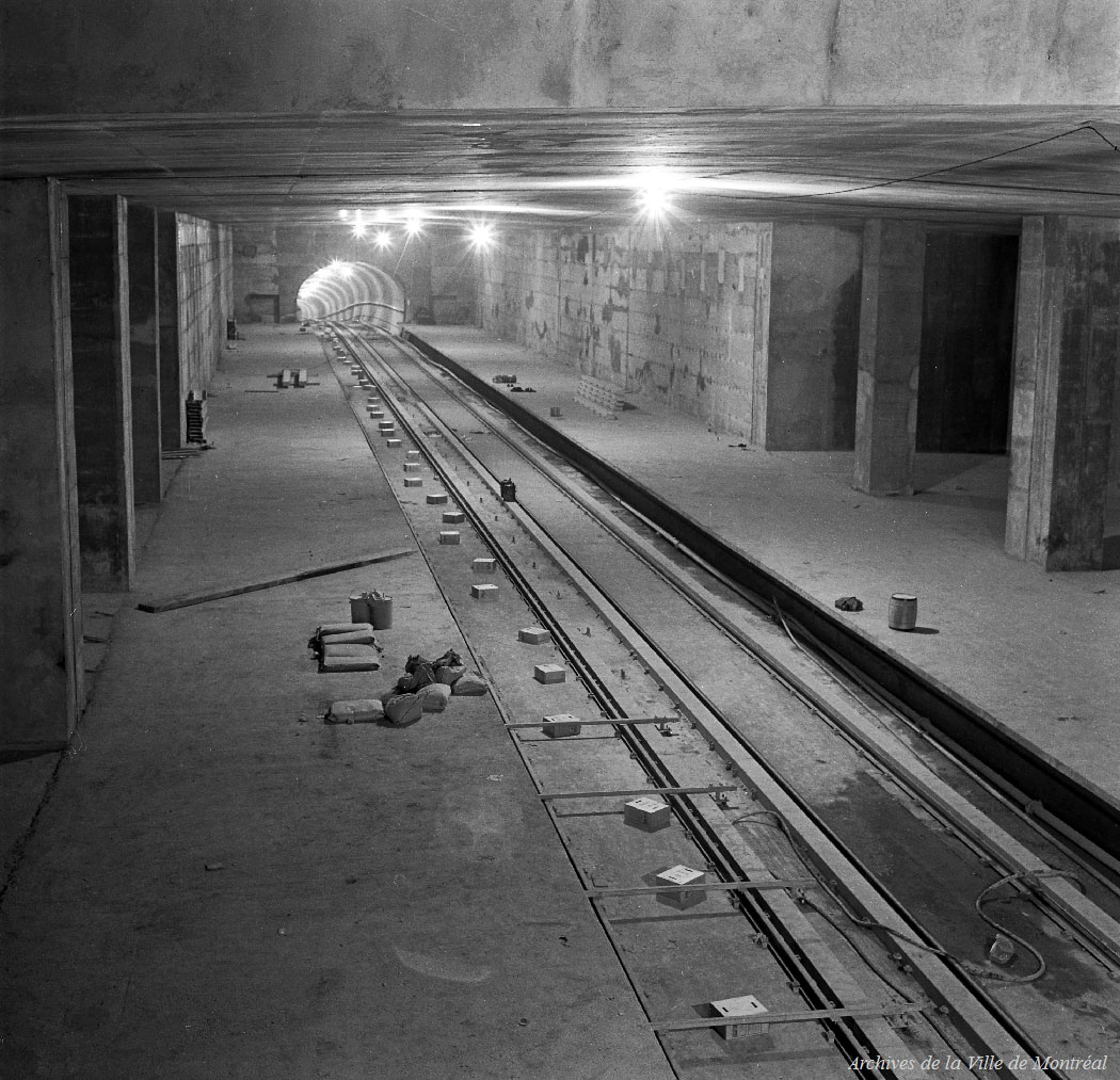 La nef de la station en chantier, août 1965.