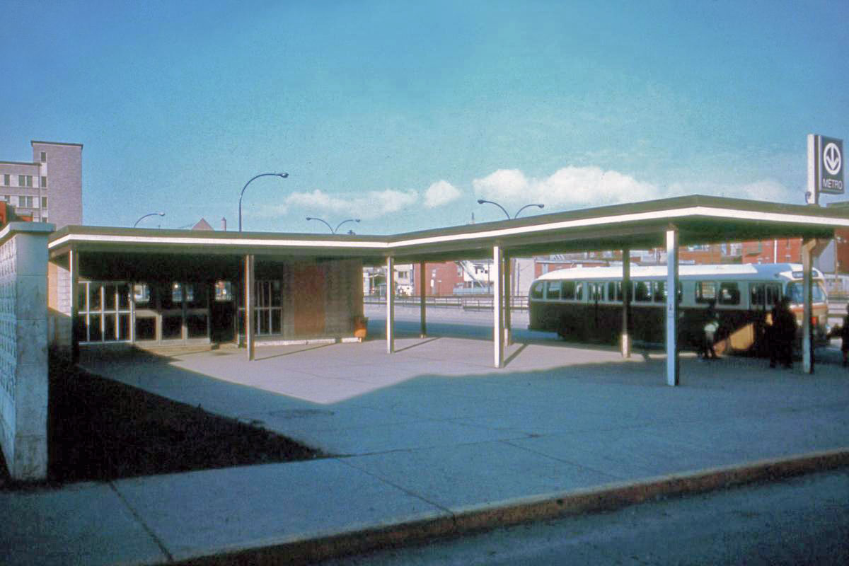 L'édicule Berri Ouest, à l’origine le seul accès de la station, avant son intégration au rez-de-chaussée de l'édifice ITHQ.