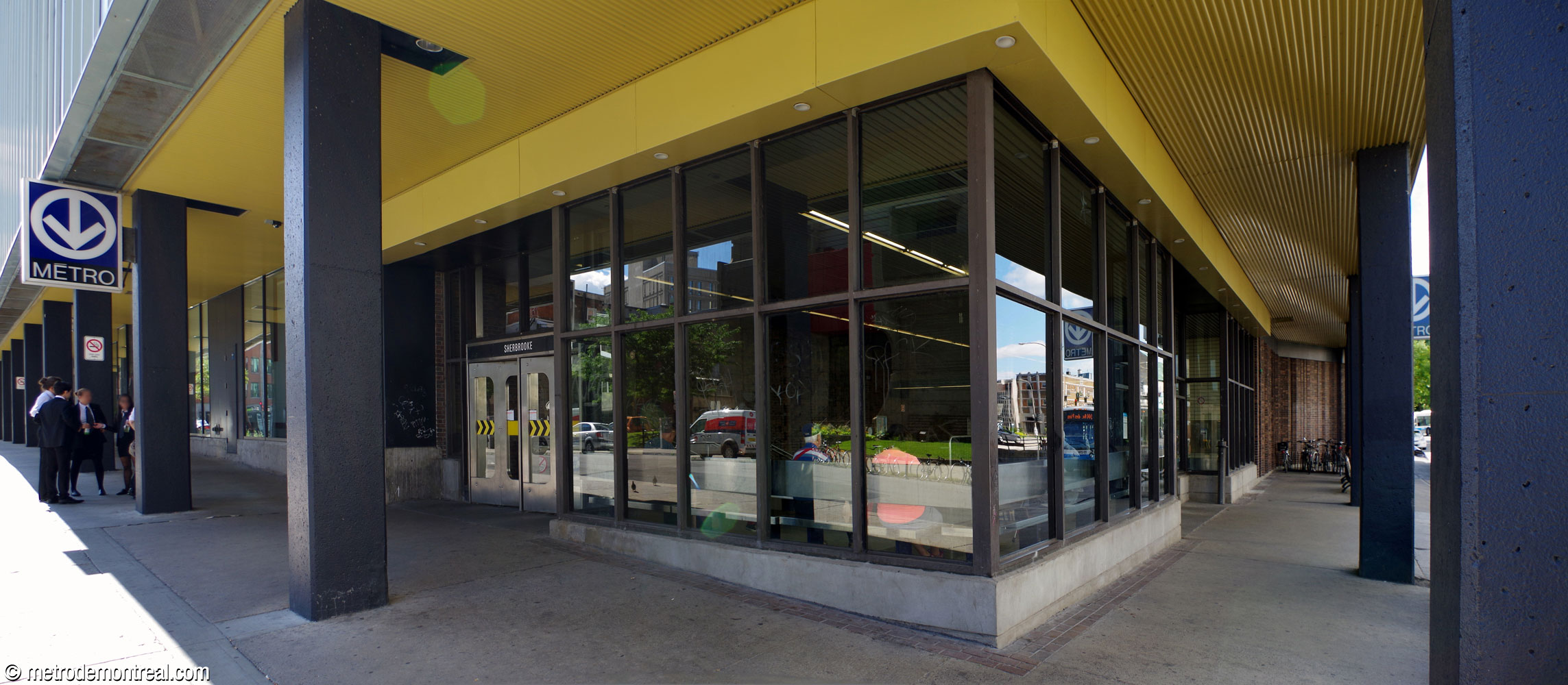 Le coin sud-ouest de l’extérieur de l'accès Berri Ouest.
