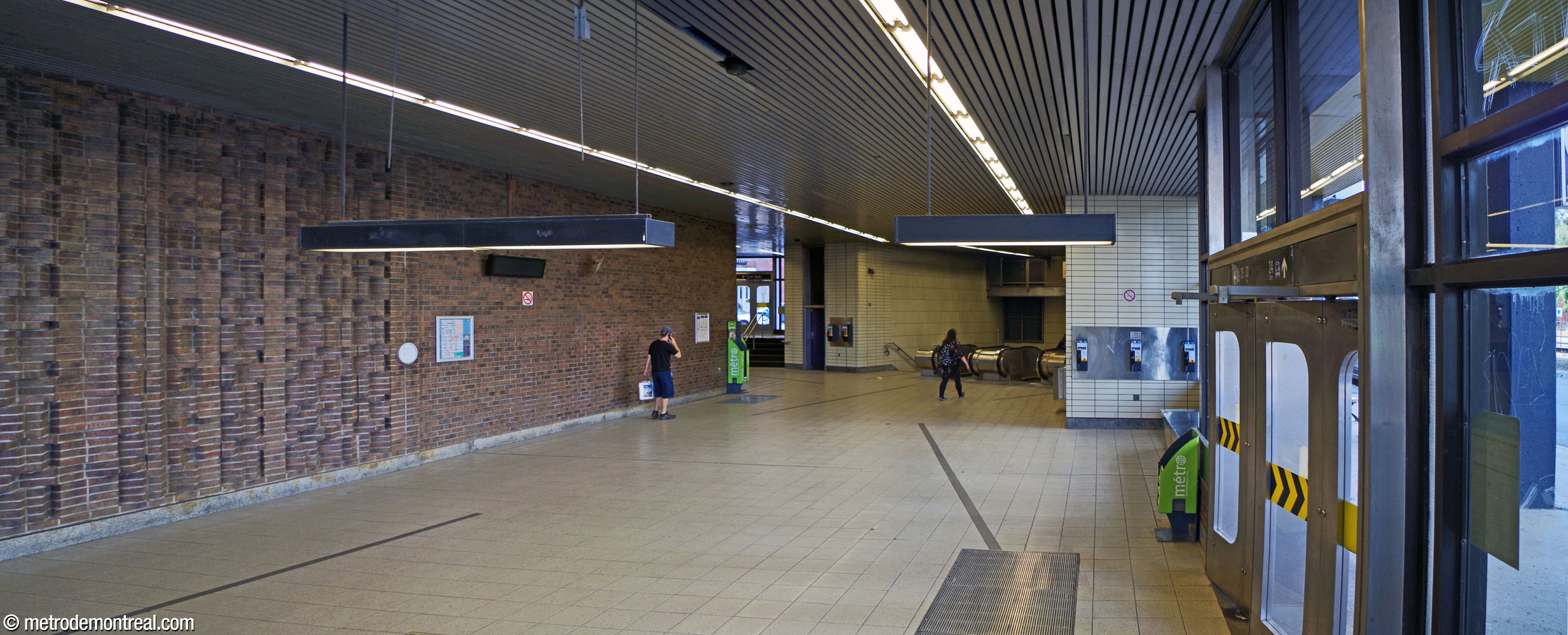 Le long intérieur dégagé de l'accès Berri Ouest. La sortie vers la rue de Rigaud se trouve derrière le photographe, et la rue Berri à droite. Au fond, des escaliers fixes et mécaniques descendent vers la station; à gauche de ceux-ci, un escalier monte vers la sortie de la rue de Malines. Le mur gauche de l'espace accueille le relief Rivières de l'artiste Mario Merola.