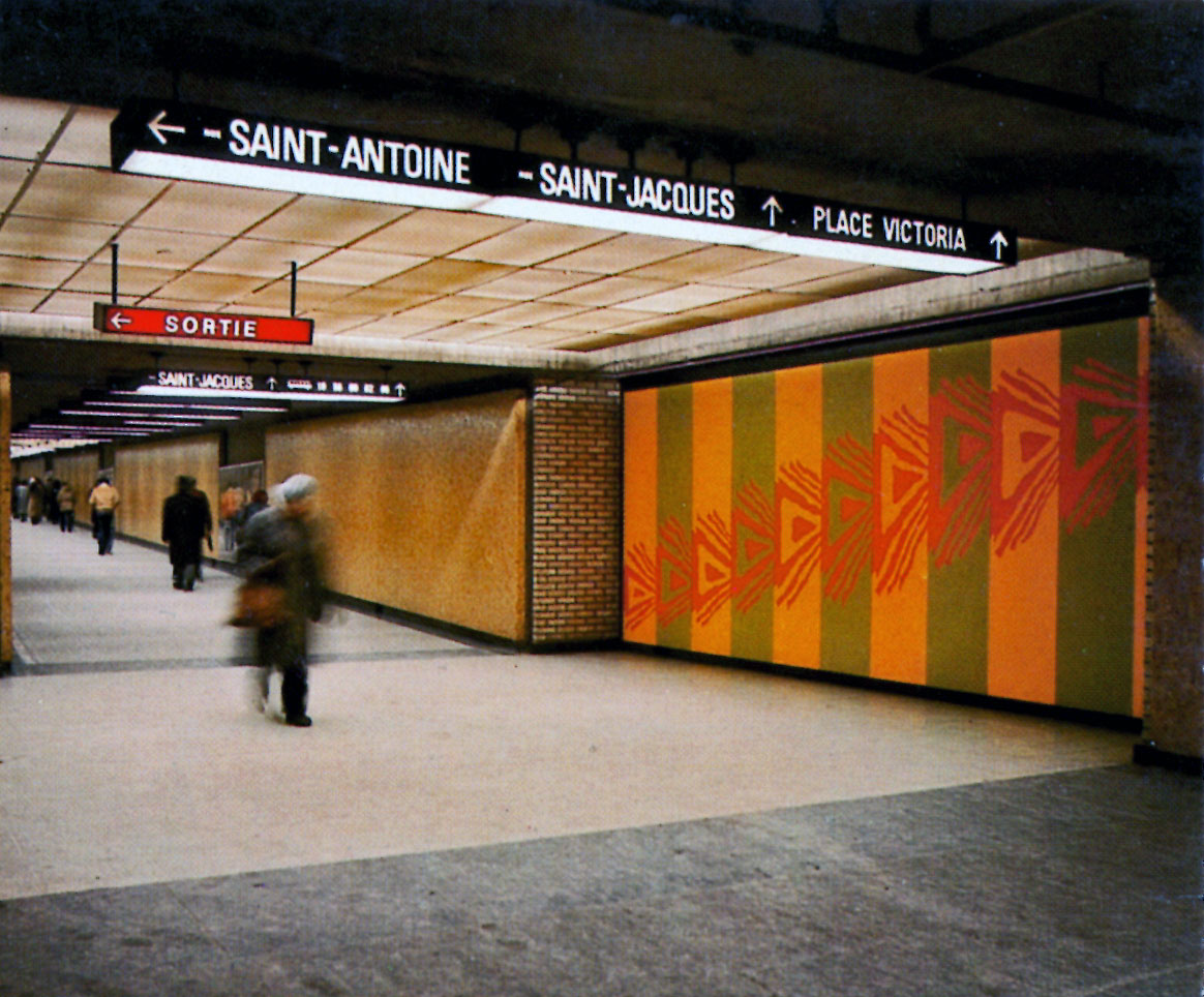 La murale de Jean-Paul Mousseau dans son emplacement d'origine dans le tunnel sud, en face du pied des escaliers vers la sortie Saint-Antoine.