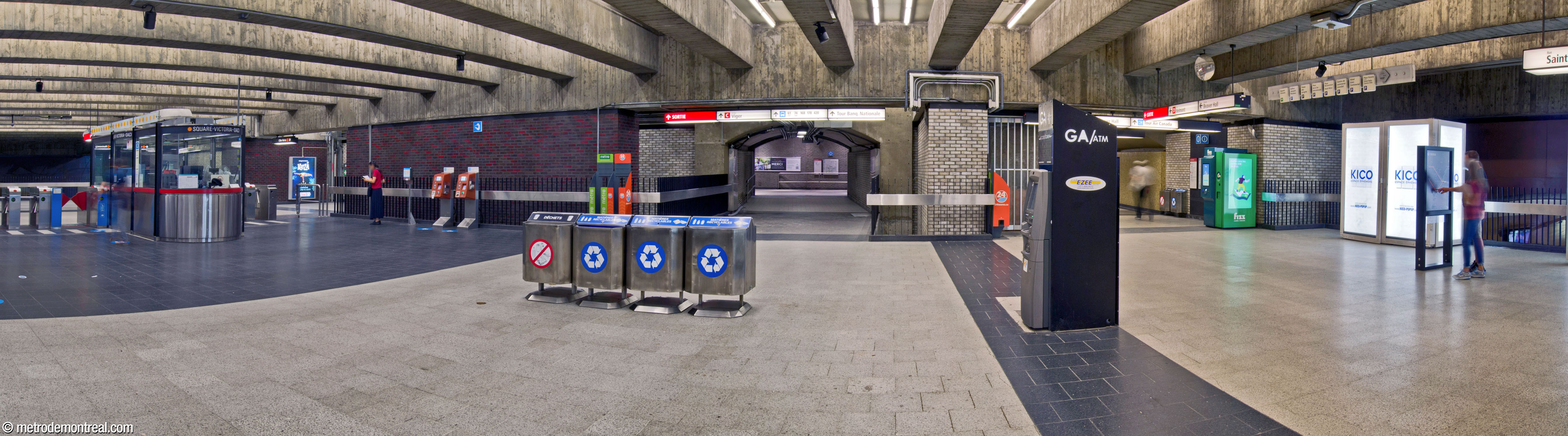 Panorama le long de la billetterie, avec les tourniquets à gauche. Au centre, l'accès à la sortie Viger; à droite, le tunnel qui monte vers la sortie Belmont.