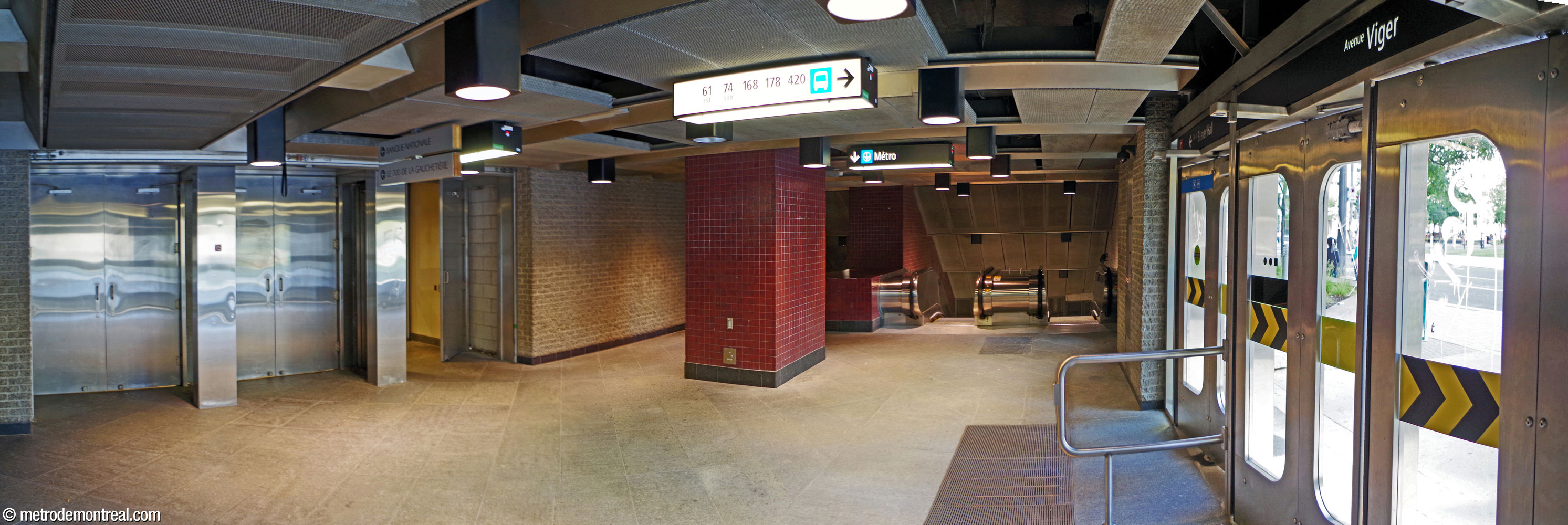 Intérieur de l'entrée Viger. Les portes à gauche offrent un accès par ville souterraine au complexe des tours 600 et 700 De La Gauchetière.