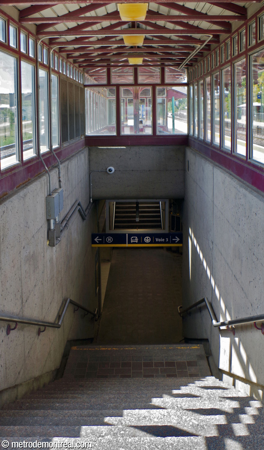 Un escalier relie le quai sud de la gare au tunnel d'accès en dessous.
