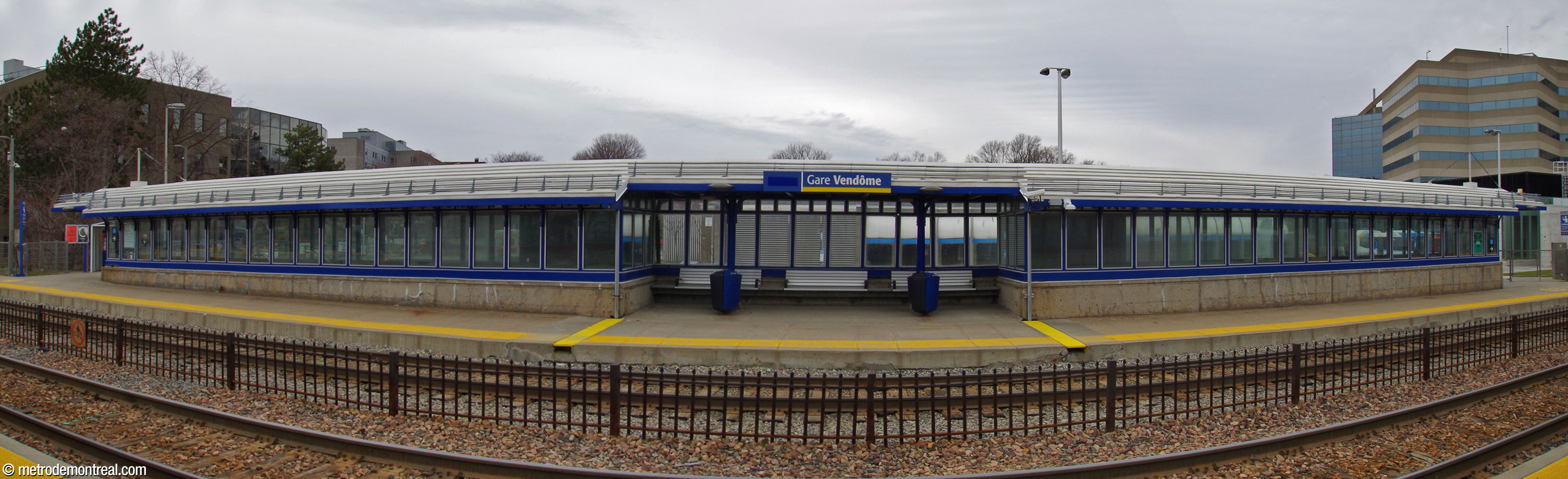 Un édicule plus récent sur le quai nord de la gare de trains de banlieue, présentant une charpente bleue.