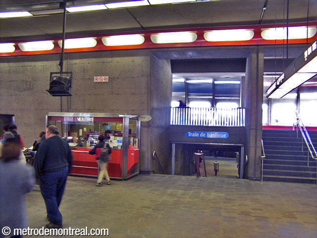 Le tunnel reliant la billetterie à la gare, flanqué par les escaliers vers l'accès sud, avant l'élargissement du tunnel en préparation pour l'arrivée du CUSM.