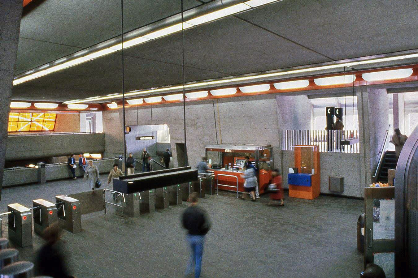 La salle de contrôle de la station avant la construction de la gare de trains de banlieue et du tunnel pour la relier à la station en 1985.