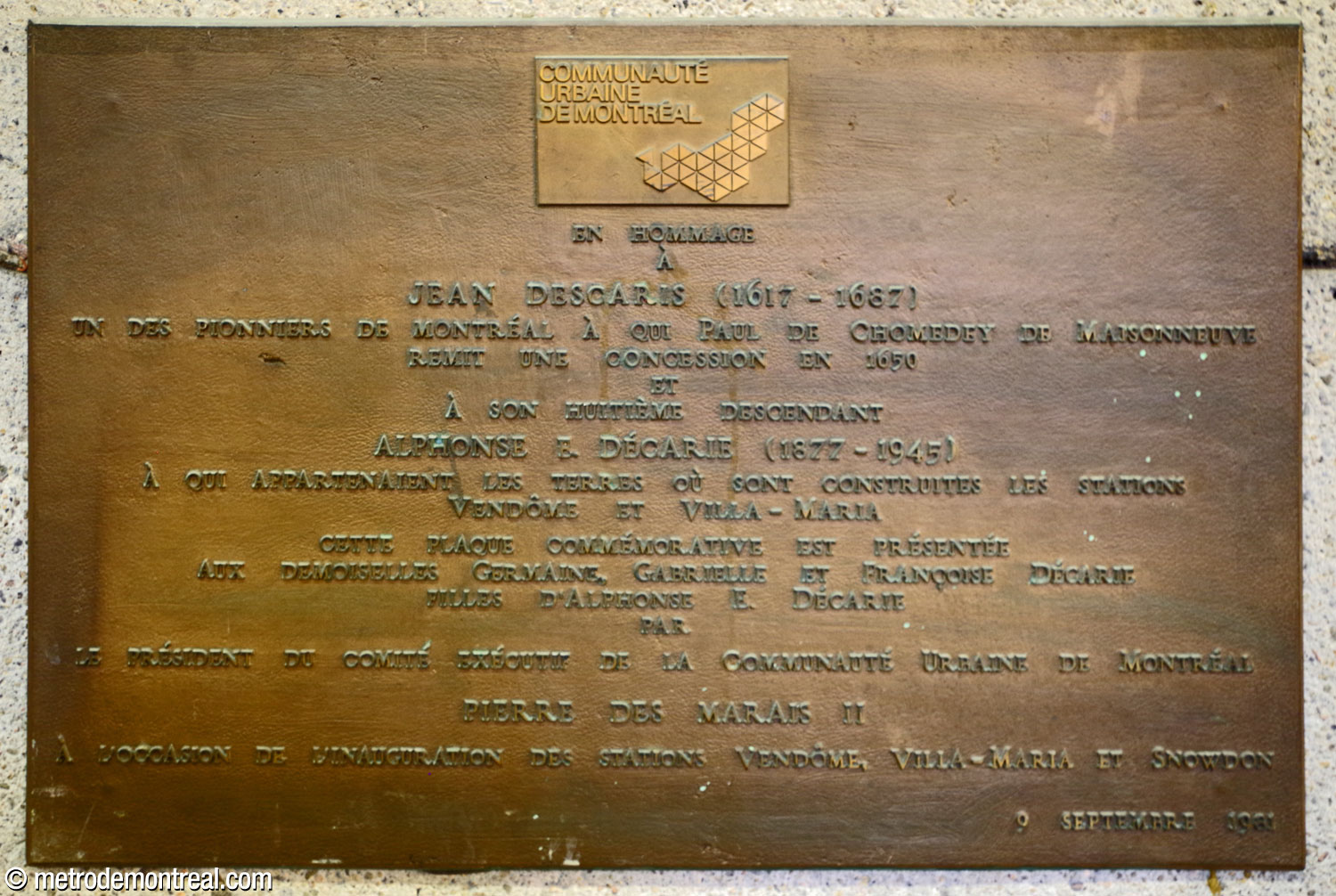 Plaque commémorative située dans la salle de contrôle, à la mémoire de la famille Décarie, anciens propriétaires fonciers du secteur.